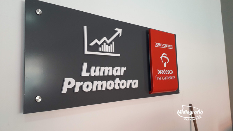 Painel de recepção com letras em relevo