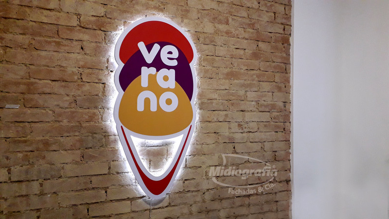 Logotipo em relevo com iluminação LED