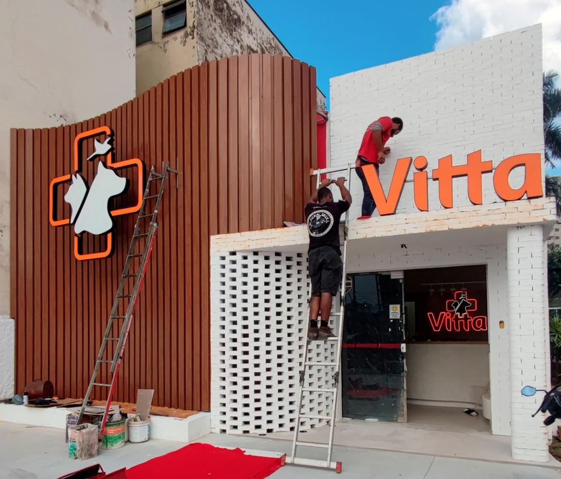 Fachada em ACM com Letras Luminosas