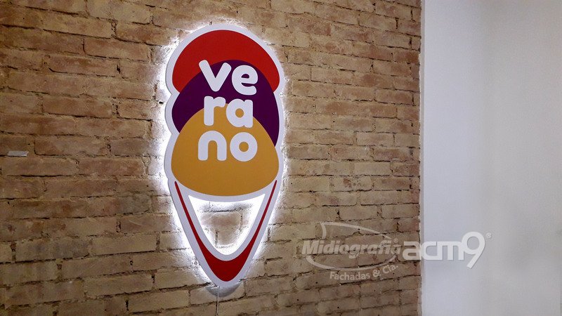 Logotipo em relevo com iluminação LED — Verano Sorvetes