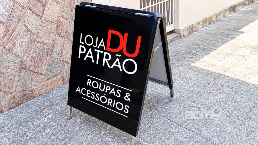Placa cavalete em ACM — Loja Du Patrão